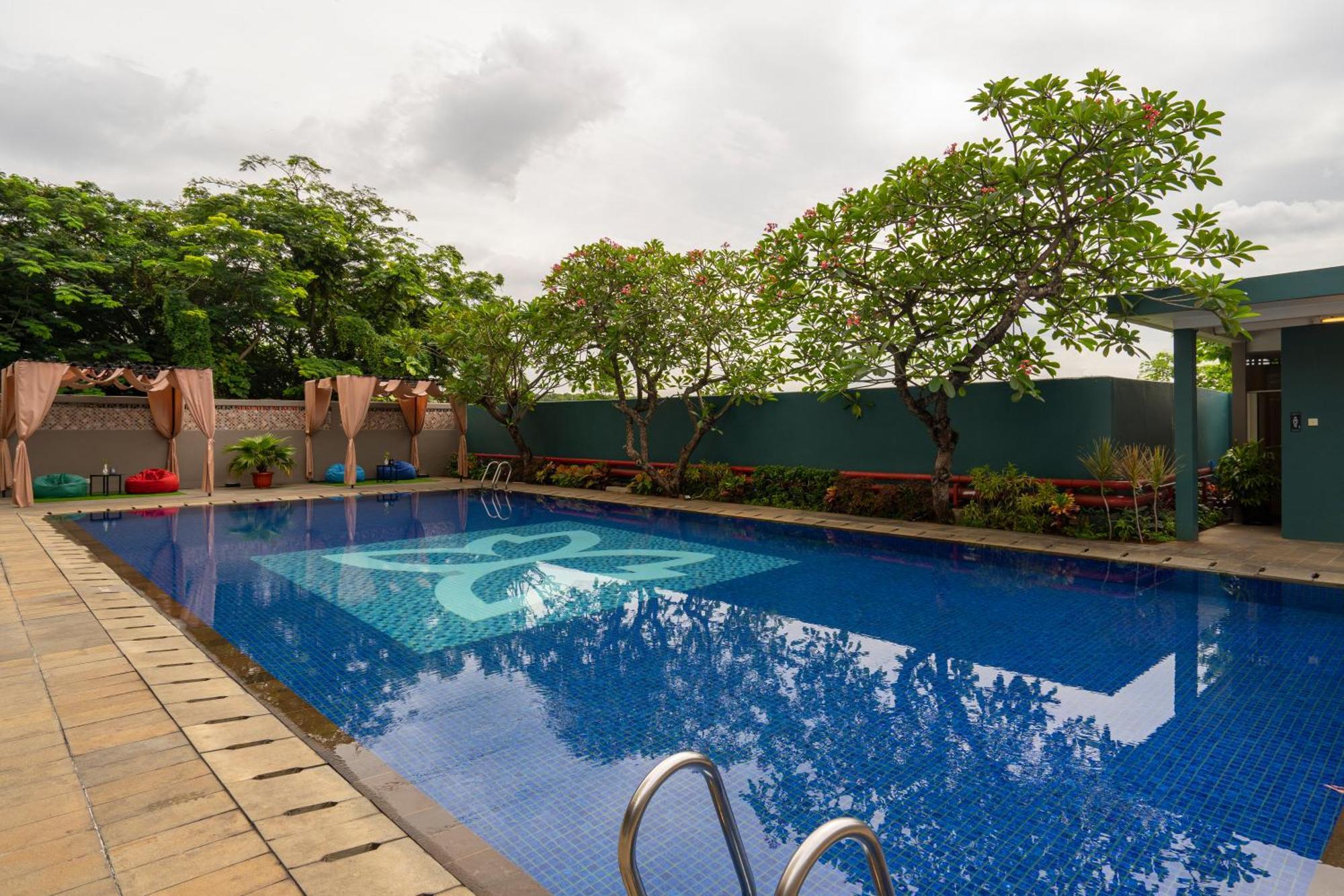 Batiqa Hotel & Apartments Karawang Exterior foto